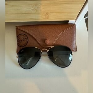 Black rayban aviators